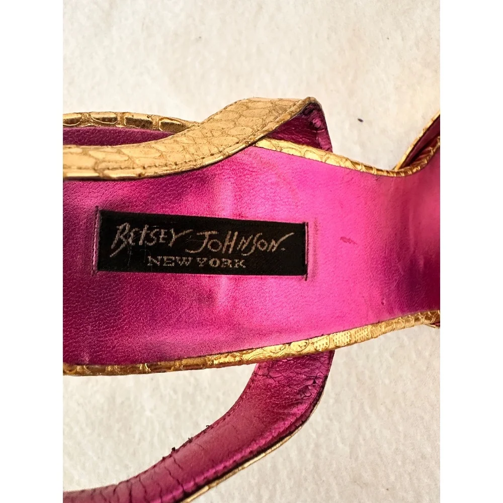 Betsey Johnson Gold Foiled Bow Accent Open Toed Slingback Heel, 9m - Picture 8 of 8